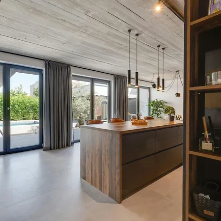 Marli Zadarvillas *
